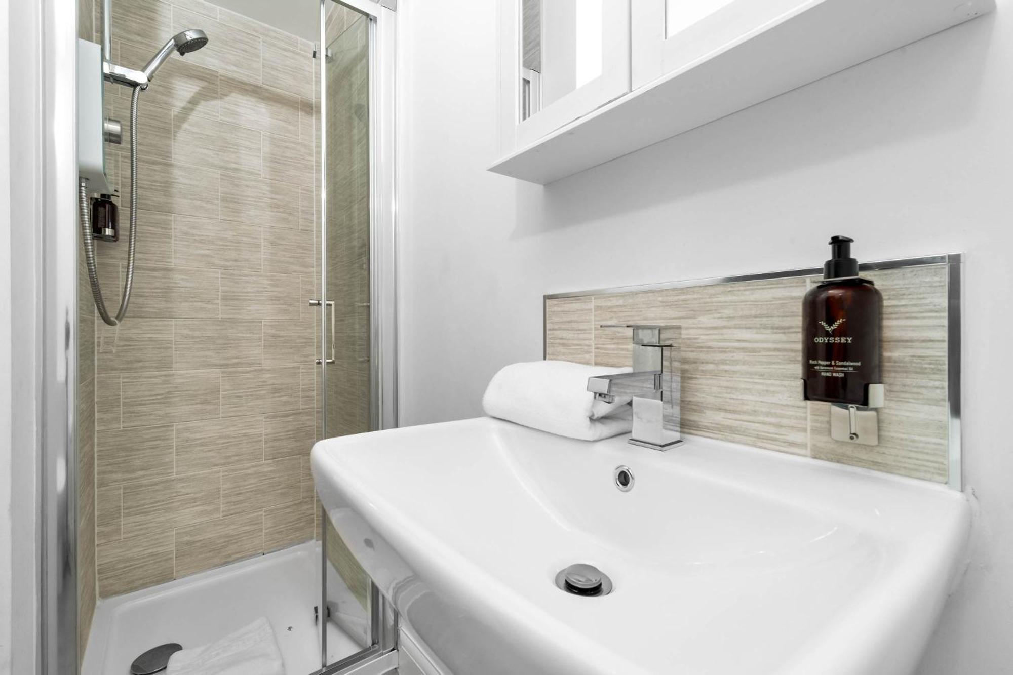 Lavish 3 Bedroom House With Ensuite And Parking By Azura Nights Birmingham Kültér fotó