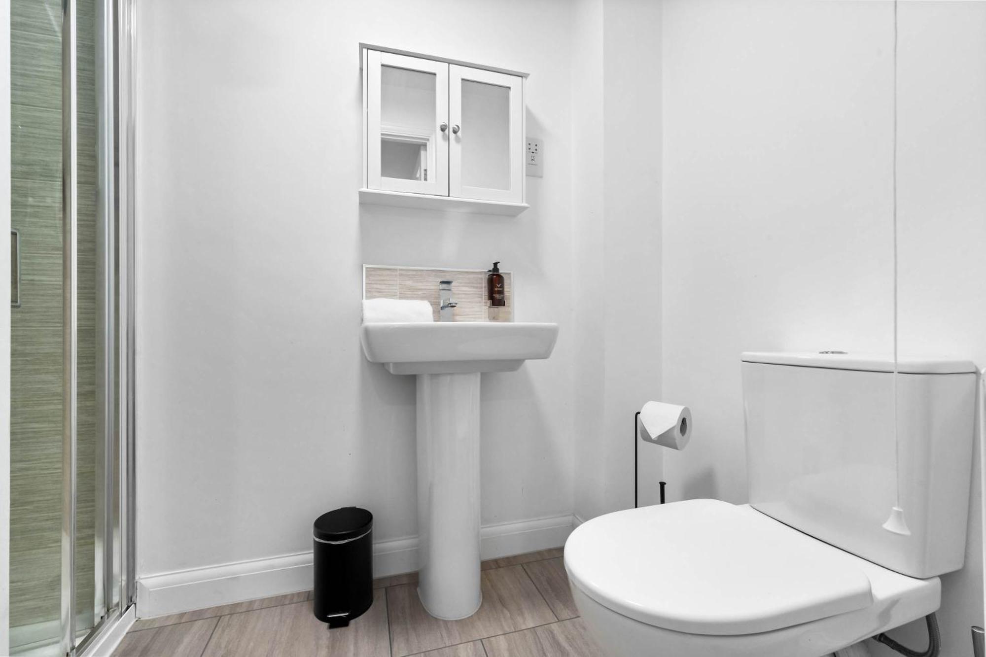 Lavish 3 Bedroom House With Ensuite And Parking By Azura Nights Birmingham Kültér fotó
