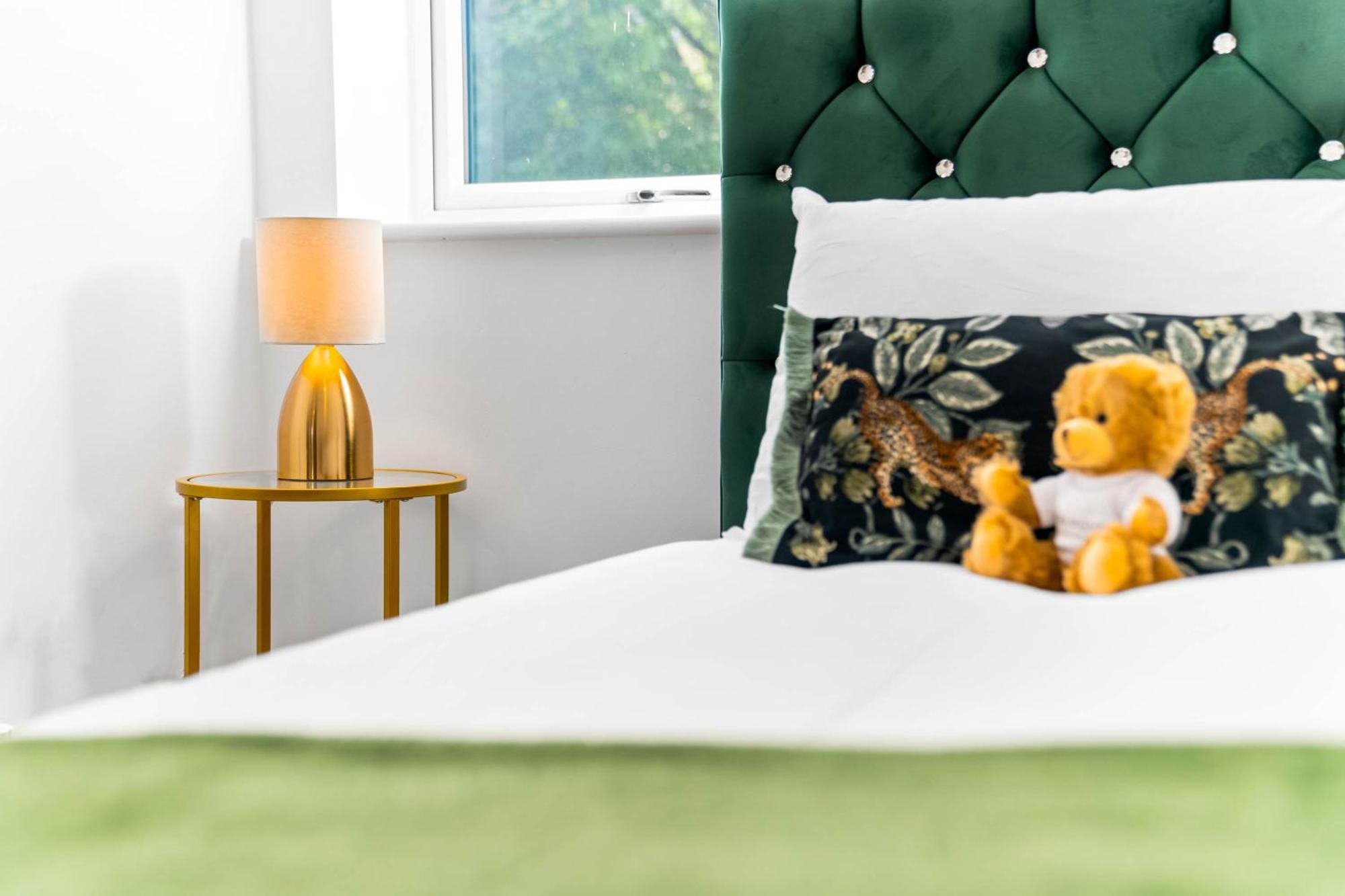 Lavish 3 Bedroom House With Ensuite And Parking By Azura Nights Birmingham Kültér fotó